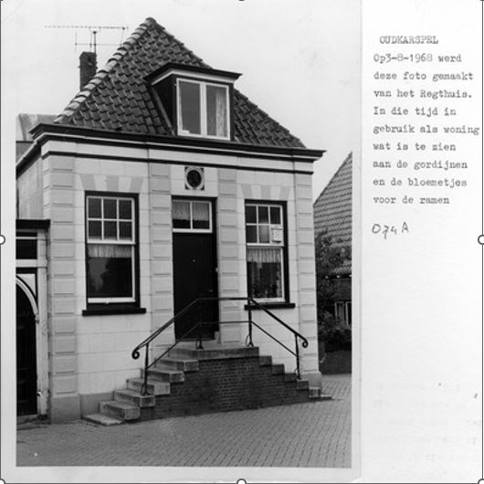 Bronvermelding: Regionaal Archief Alkmaar; foto uit 1968; voorzijde van het Regthuis; deelcollectie: collectie Langedijker Verleden